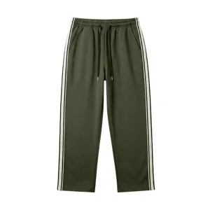 Detailansicht der gefütterten Freizeithose mit Seitenstreifen und elastischem Bund.
