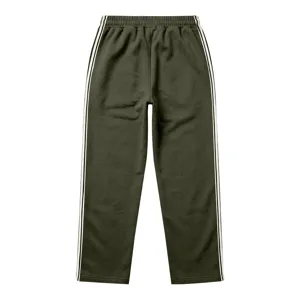 Detailansicht der dunkelgrünen Herren-Fleece-Jogginghose mit klassischen Seitenstreifen und Bund.