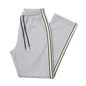 Graue Herren Weitbein-Sweatpants Detailansicht, zeigt seitliche Strickstreifen und Tunnelzugbund.