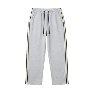 Herren graue Fleece-Sweatpants mit beidseitig gestrickten Streifen und Kordelzug.
