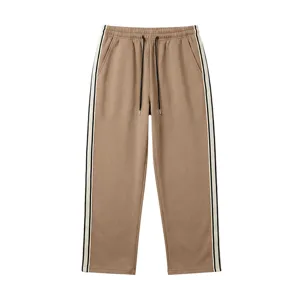 Detailansicht lässiger Herren-Sweathose mit weitem Bein in Khaki und seitlichen Streifen.