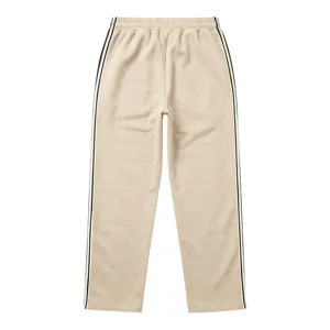 Herren Fleece-Sweatpants mit Seitenstreifen, bequeme weite Strick-Hose in Beige.