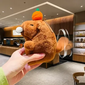 Adorable pendentif peluche capybara avec chapeau orange, fonction bulle et queue remuante.