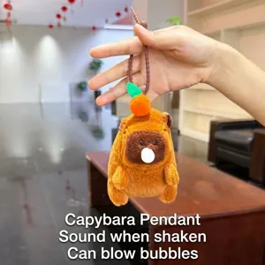 Détail de pendentif en peluche capybara avec design mignon et décoration orange.