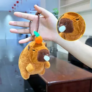 Porte-clé peluche capybara détail montrant le design de bulle extensible et tissu doux.