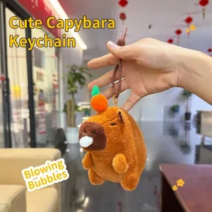 Mignon pendentif en peluche capybara avec détails d'orange et de bulle, super accessoire.