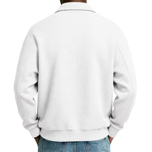 Detailopname achterkant van een witte wafelstof herenjas met kraagdetails en fijne textuur.