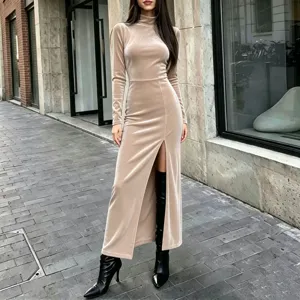 Vestido largo de terciopelo con cuello alto y manga larga, vestido ajustado con abertura.