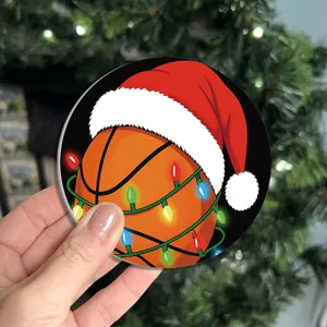 Sous-verre de voiture de Noel, design de basket, accessoire pratique pour vehicule moderne.