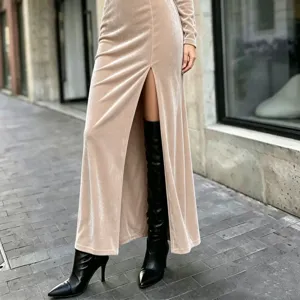Primer plano detallado del vestido de terciopelo de manga larga con abertura frontal.