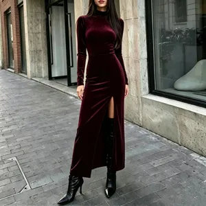 Detalle del vestido largo de terciopelo de manga larga con cuello alto y abertura.