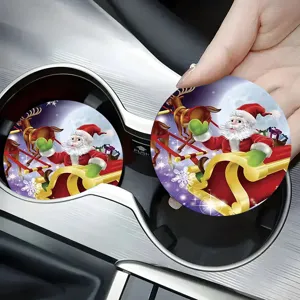 Primo piano del sottobicchiere da auto di Natale con Babbo Natale, decorazione festiva interna.