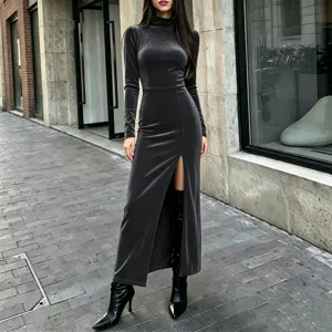 Vista detallada del vestido largo de terciopelo de manga larga con abertura alta y cuello alto.