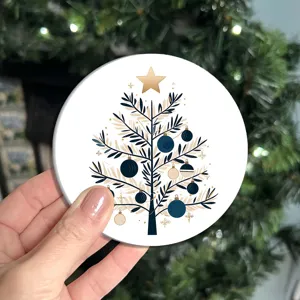 Detail de sous-verre arbre de Noel rond, tapis de boisson en ceramique pour table.