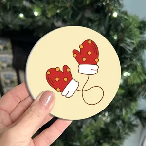 Détail de tapis de tasse de Noël de dessin animé mignon montrant un motif de mitaine rouge.