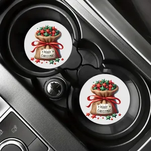 Nahaufnahme von Weihnachts Auto Untersetzern im Becherhalter, festive Innendekoration.