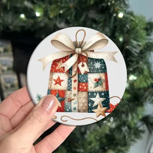 Kerst rond decoratief ornament met een feestelijk patchwork geschenkdoos ontwerp en strik.