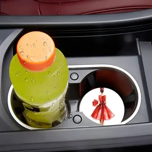 Sottobicchiere portabicchieri auto con elegante illustrazione di ragazza in rosso chic.