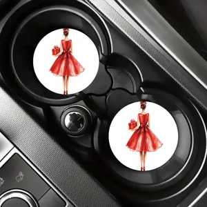 Set di due sottobicchieri per auto con illustrazione di donna in abito rosso elegante.