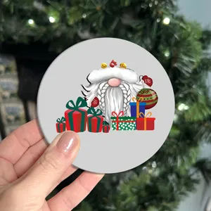 Sottobicchiere rotondo con gnomo di Natale e regali colorati decorazione festiva dettaglio