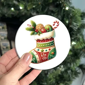 Vue de détail d'un sous-verre rond en céramique sur le thème de Noël, décoration de fête.
