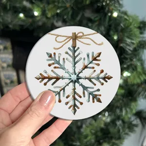Dessous de verre rond de sapin de Noël avec un flocon rouillé vintage pour la fête.