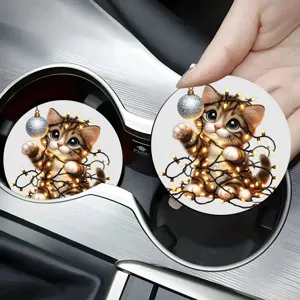 Vista detallada del posavasos de coche con bonito diseño de gato navideño y clara impresión.
