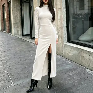Elegante vestido largo de terciopelo con cuello alto, manga larga y abertura alta.
