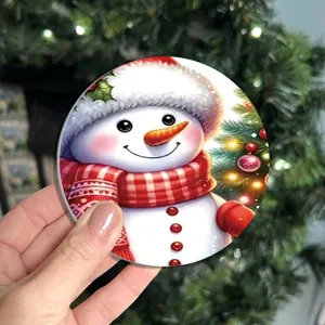 Sottobicchiere rotondo con pupazzo di neve natalizio per decorazione tavola e isolamento.