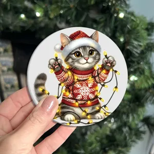 Primer plano detallado de un lindo posavasos de silicona con gato navideño para mesa.