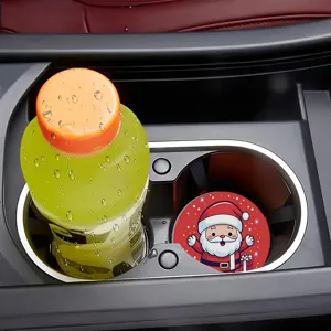 Détail du sous-verre de voiture de Noël, adorable Père Noël et design antidérapant pratique.