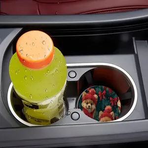 Détail du sous-verre de porte-gobelet de voiture de Noël avec motif de chiot mignon dans la console.