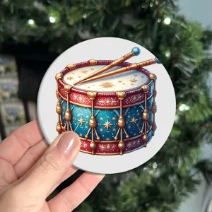 Sous-verre en céramique avec motif de tambour de Noël festif pour décoration.