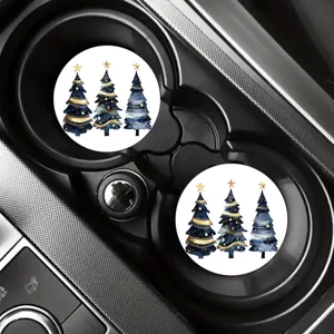 Gros plan sur les sous-verres de voiture de Noël, design aquarelle festif pour habitacle.