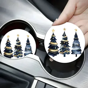 Gros plan de sous-verre de voiture rond avec motif d'arbre de Noël aquarelle bleu or.
