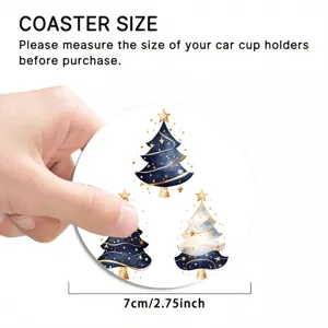 Vue rapprochée du sous-verre rond de sapin de Noël montrant l'impression aquarelle et les détails.
