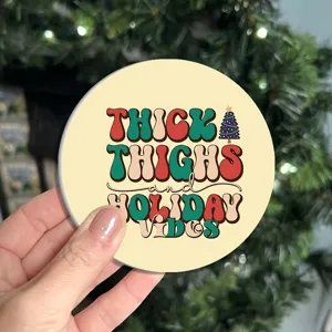 Gros plan détaillé d'un joli sous-verre de tasse de voiture rond sur le thème de Noël.