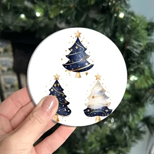 Gros plan détaillé d'un sous-verre de Noël rond avec un motif d'arbre de Noël aquarelle.