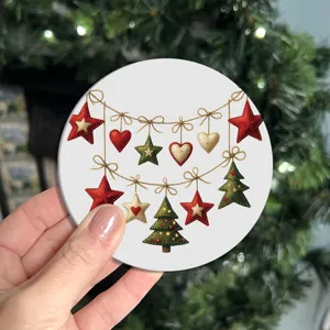 Nahaufnahme eines runden Weihnachtsuntersetzers mit charmantem retro Girlandenmotiv für Feste.