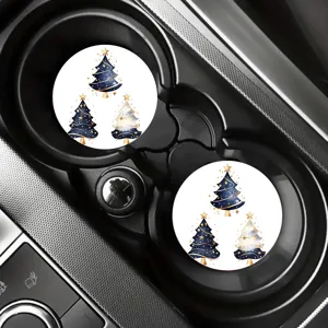 Gros plan de sous-verres de voiture avec motif d'arbre de Noël dans le porte-gobelet.