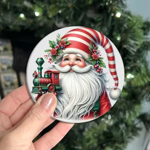 Gros plan d'un ornement de Noël rond et festif avec un design de train de vacances classique.