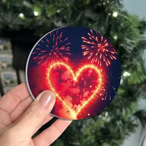 Sottobicchiere per auto in ceramica con cuore luminoso e fuochi d'artificio, decorazione festiva.