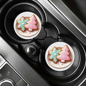 Vue détaillée de sous-verres de voiture en céramique pain d'épices de Noël, déco festive.