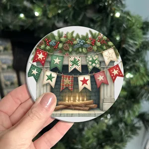 Ronde kerstdecoratieve onderzetter met gezellig haardontwerp en hangende vlaggen voor thuis.