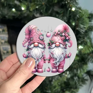 Vista dettagliata di simpatici gnomi rosa di Natale pittura rotonda decorativa adesivo fatto a mano