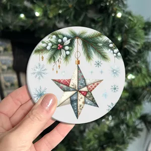 Detailopname van een ronde kerst onderzetter met patchwork ster en feestelijk dennentak motief.