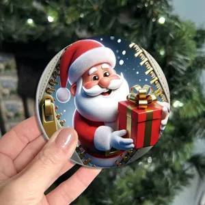 Primo piano dettagliato di un sottobicchiere per auto di Natale rotondo con simpatico Babbo Natale 3D.