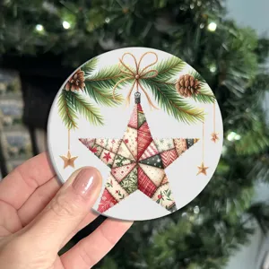 Kerst patchwork ster patroon auto onderzetter detail opname met tak van dennenbos