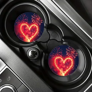 Vista di dettaglio del sottobicchiere per auto con stampa fuochi d'artificio a cuore.