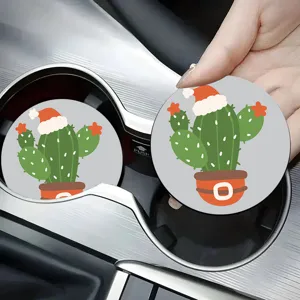 Gros plan détaillé d'un joli sous-verre de voiture cactus de Noël avec en caoutchouc antidérapant.